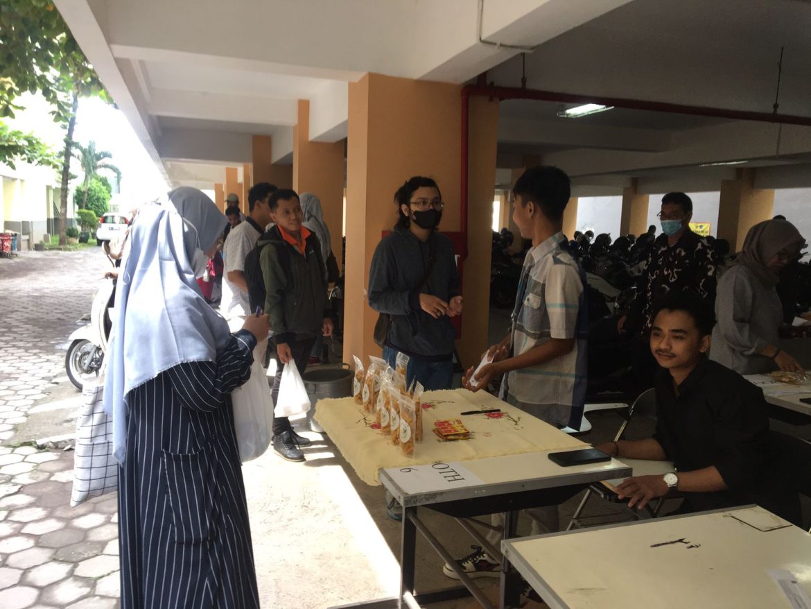 Praktik Mata Kuliah Studi Kelayakan Bisnis Prodi D3 Teknologi Industri Institut Sains & Teknologi AKPRIND Yogyakarta Adakan Bazar Makanan