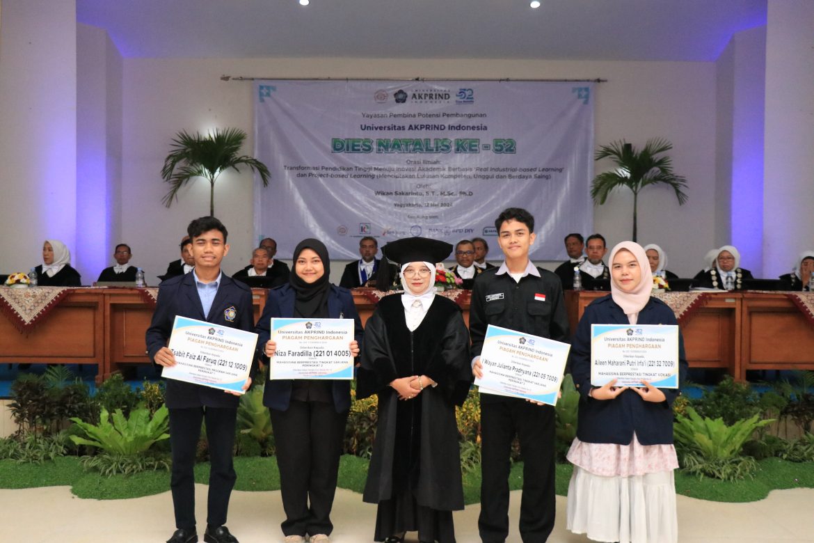 Aileen Maharani Putri Irfa’i Terima Penghargaan Mahasiswa Berprestasi